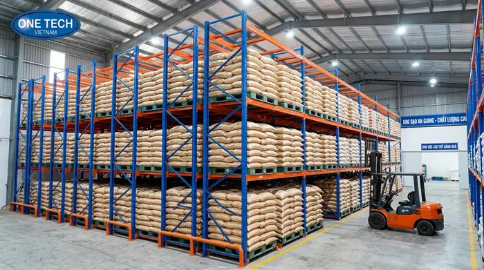 Kệ Push Back An Giang trong kho lúa gạo đóng pallet