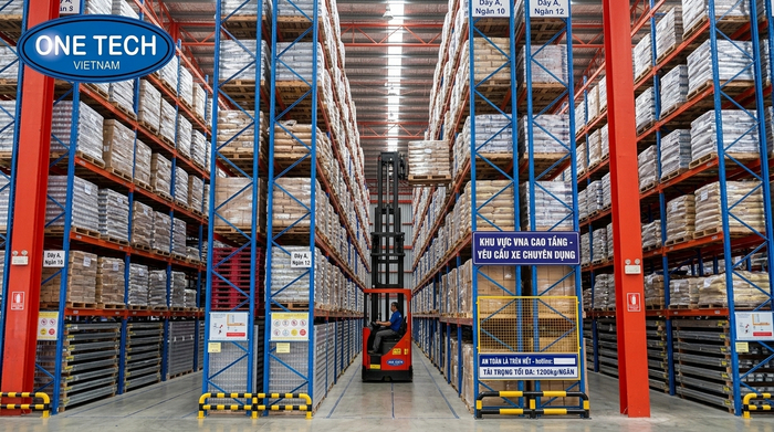 Kệ VNA kết hợp xe nâng chuyên dụng trong kho lối đi hẹp