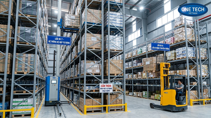 So sánh Stacker-Crane và xe nâng trong kho pallet cao tầng