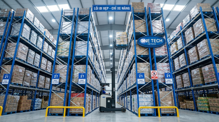 Xe nâng reach truck vận hành trong lối đi hẹp của kệ Narrow Aisle